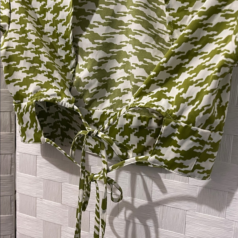 Urban Outfitters Abstract Houndstooth Bow Tie Satin Backless Top🍏 - Picture 9 of 11